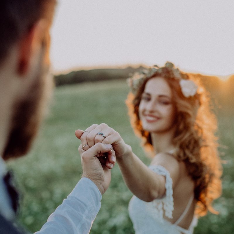 beautiful-bride-and-groom-at-sunset-in-green-natur-PMW9WMM.jpg